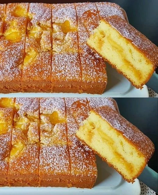 Dolce veloce alle mele appena sfornato, decorato con zucchero a velo.