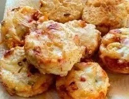Frittatine di Pasta dorate e appetitose servite su un piatto.