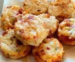 Frittatine di Pasta dorate e appetitose servite su un piatto.