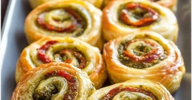 Girelle di Sfoglia con Pesto e Prosciutto, un antipasto delizioso e facile.