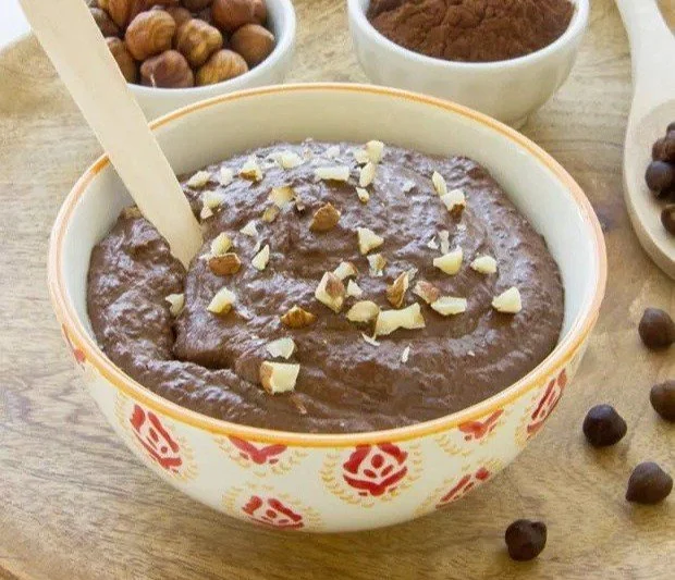 Hummus Dolce al Cacao decorato con scaglie di cioccolato