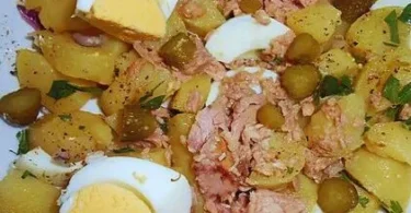 Insalata di patate con tonno e uova servita in una ciotola