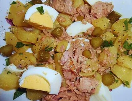 Insalata di patate con tonno e uova servita in una ciotola
