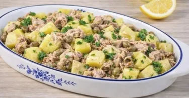 Insalata di tonno e patate servita in un piatto bianco
