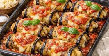 Involtini di mela alla siciliana su un piatto decorato con cannella e zucchero a velo