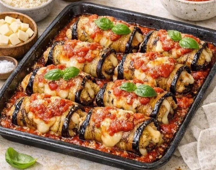 Involtini di mela alla siciliana su un piatto decorato con cannella e zucchero a velo