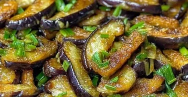 Melanzane deliziose: piatto di melanzane grigliate con spezie e salsa.