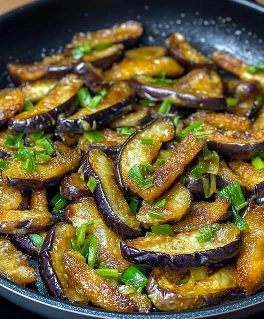 Melanzane deliziose: piatto di melanzane grigliate con spezie e salsa.