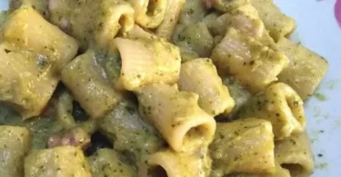 Piatto di mezze maniche con crema di zucchine, pancetta e Philadelphia