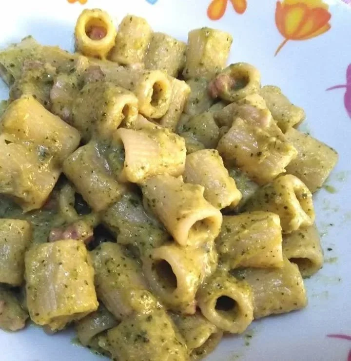 Piatto di mezze maniche con crema di zucchine, pancetta e Philadelphia