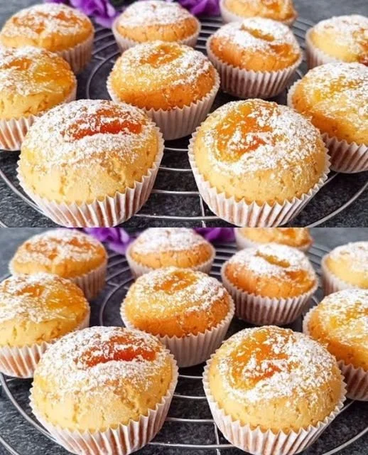 Muffin con marmellata appena sfornati, soffici e gustosi.