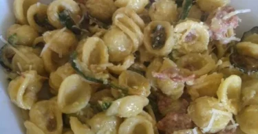 Orecchiette con zucchine saltate in padella e salsiccia