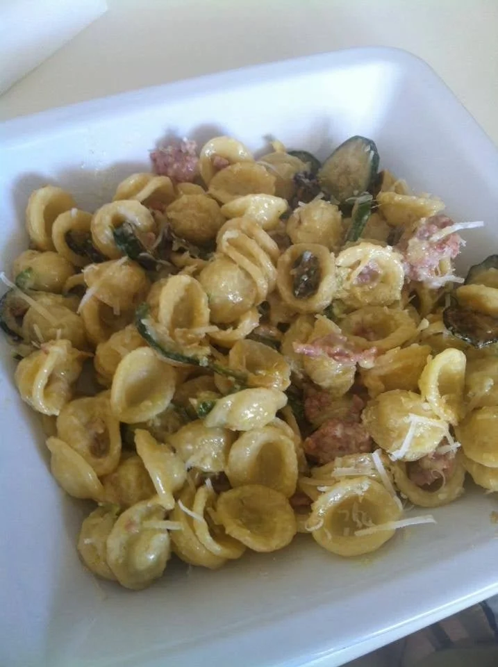 Orecchiette con zucchine saltate in padella e salsiccia