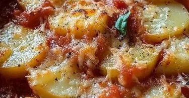 Patate alla pizzaiola servite su un piatto con salsa e rosmarino