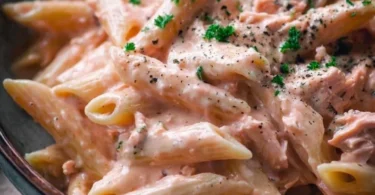 Penne al baffo con tonno servite in un piatto bianco