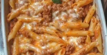 Pennette con salsiccia, besciamella e mozzarella al forno appena sfornate