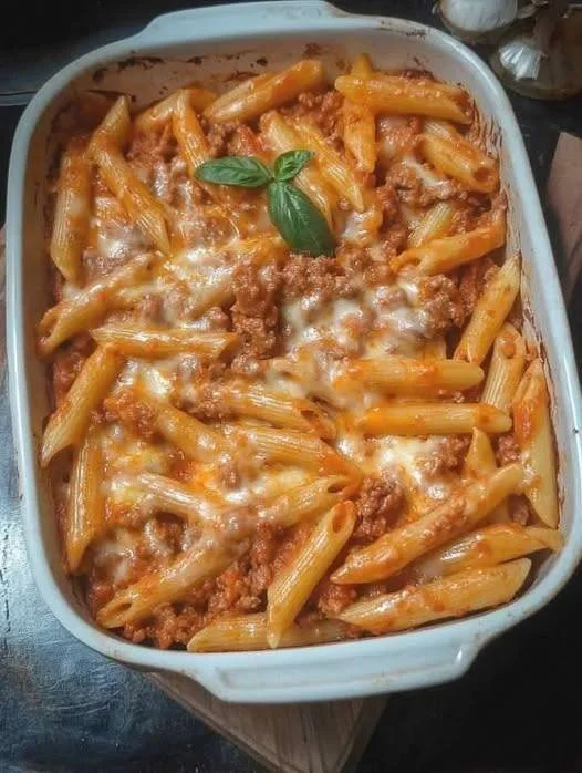 Pennette con salsiccia, besciamella e mozzarella al forno appena sfornate
