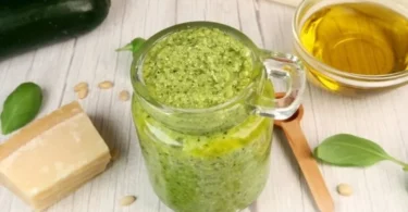 Pesto di Zucchine fresco pronto da servire con la pasta