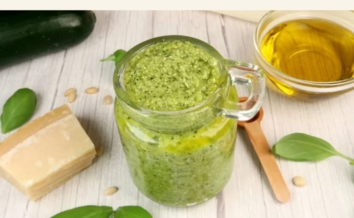 Pesto di Zucchine fresco pronto da servire con la pasta