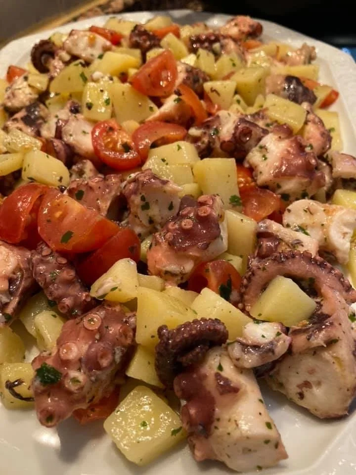 Piatto di polpo e patate, tipico della cucina italiana