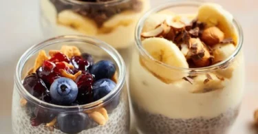 Pudding di chia con frutta fresca e semi, un dessert sano e gustoso
