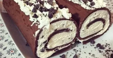 Rotolo al cacao farcito con mascarpone, panna e gocce di cioccolato