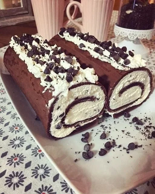 Rotolo al cacao farcito con mascarpone, panna e gocce di cioccolato