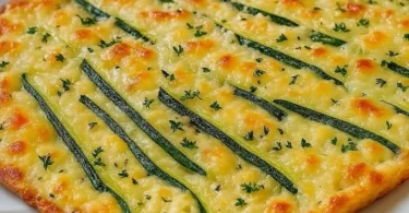 Schiacciatina di Zucchine croccante e dorata, pronta per essere gustata.