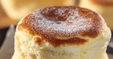 Soufflé pancake soffice e leggero servito con frutta fresca e sciroppo.