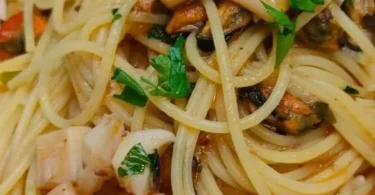 Piatto di spaghetti con calamari e cozze fresche