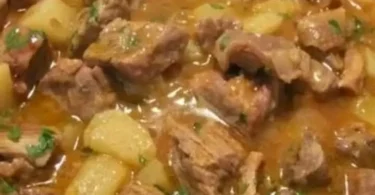 Spezzatino di Carne e Patate, piatto ricco e gustoso della cucina italiana
