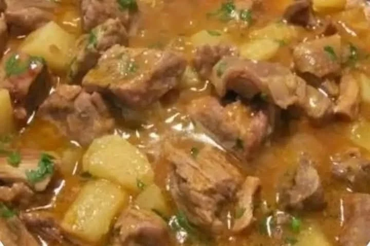 Spezzatino di Carne e Patate, piatto ricco e gustoso della cucina italiana