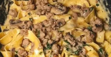 Tagliatelle al panna con funghi e salsiccia