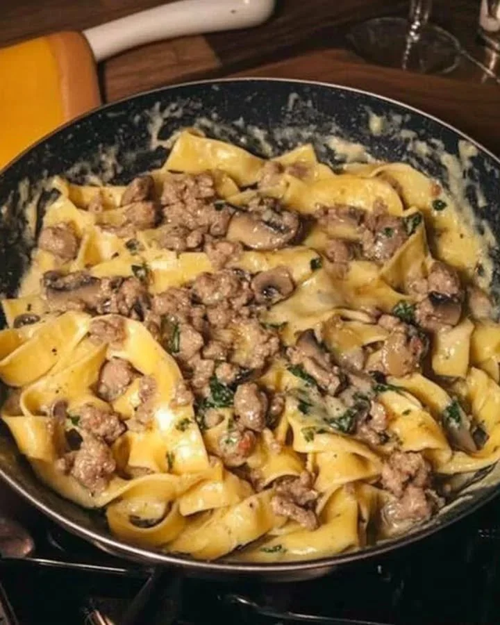 Tagliatelle al panna con funghi e salsiccia