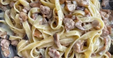Tagliatelle con funghi e salsiccia preparate con ingredienti freschi