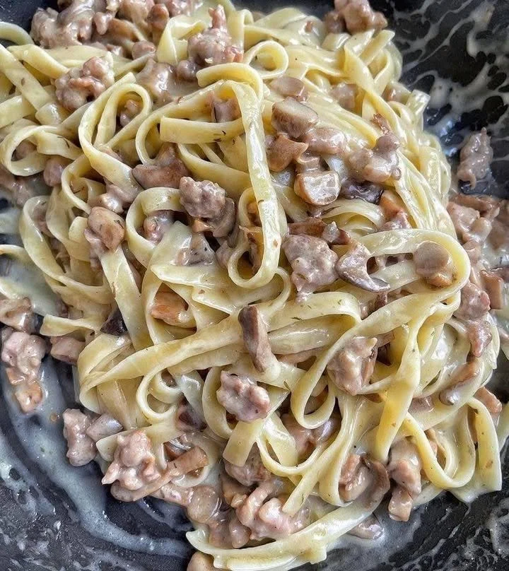 Tagliatelle con funghi e salsiccia preparate con ingredienti freschi