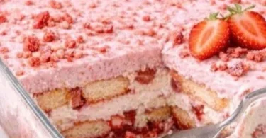 Tiramisù alle Fragole decorato con frutta fresca.