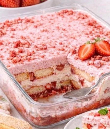 Tiramisù alle Fragole decorato con frutta fresca.