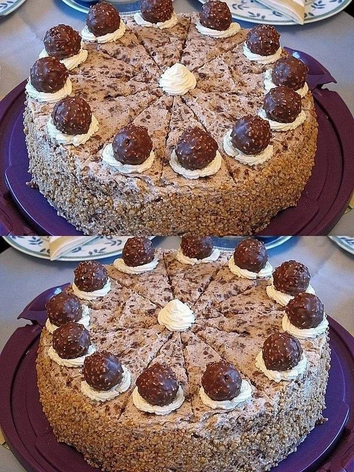 Una squisita torta decorata con frutta fresca e crema