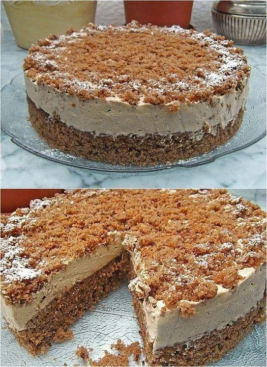 Fetta di torta al caffè e noci su un piatto decorativo