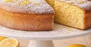 Torta al limone al bicchiere servita in un elegante bicchiere trasparente