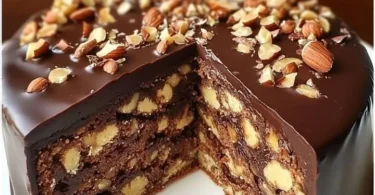 Torta Biscottino decorata con biscotti e crema, dolce tradizionale italiano.