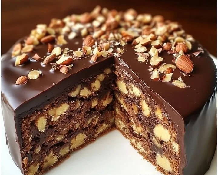 Torta Biscottino decorata con biscotti e crema, dolce tradizionale italiano.