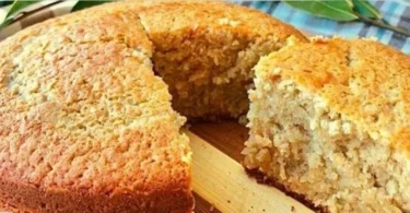 Fetta di torta d'avena decorata con frutta fresca