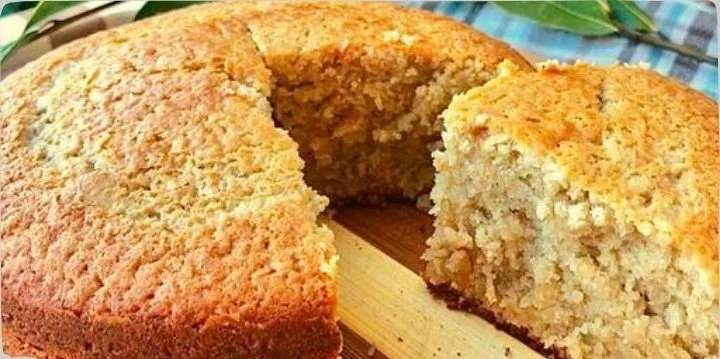 Fetta di torta d'avena decorata con frutta fresca