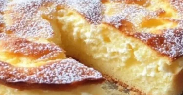 Fetta di Torta degli Angeli con crema e decoration.