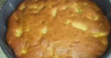 Torta della nonna con crema pasticcera e pinoli