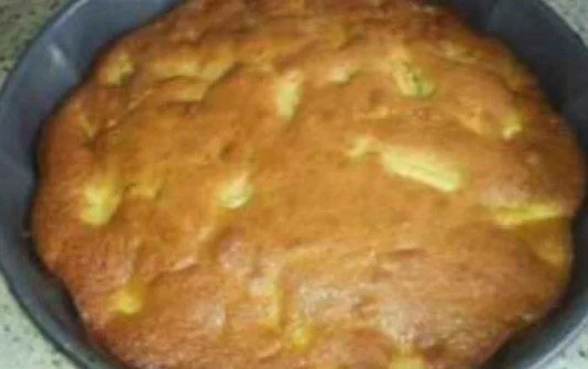 Torta della nonna con crema pasticcera e pinoli