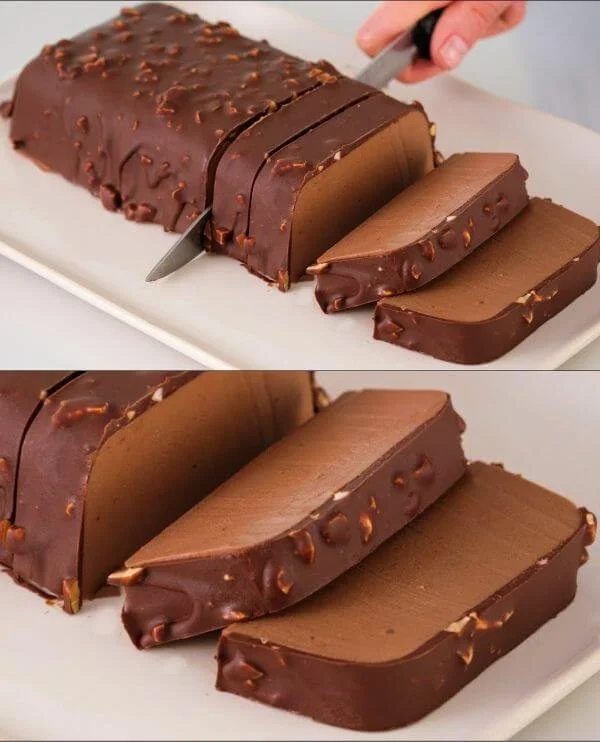 Torta di cioccolato con nocciole decorata e servita su un piatto elegante.