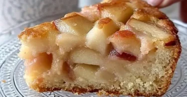 Torta di Mele con Yogurt appena sfornata su un piatto bianco